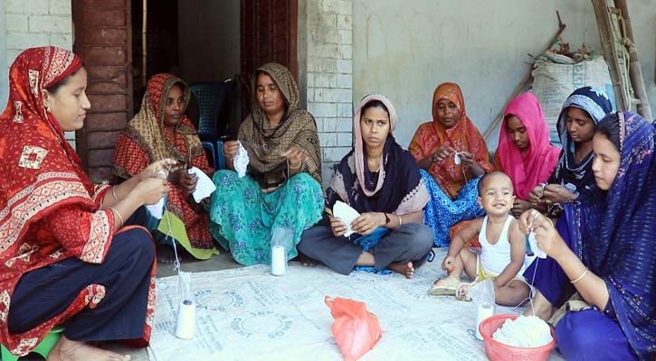 টুপি তৈরিতে ব্যস্ত বগুড়ার নারীরা